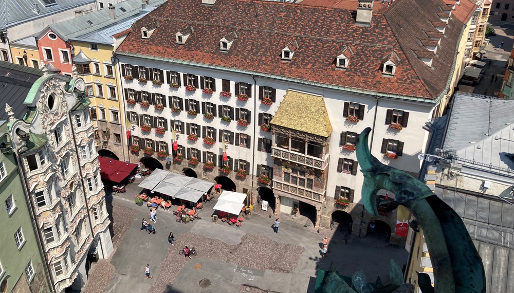 Bald blicken die Menschen vom Innsbrucker Stadtturm wieder auf eine wiederhergestellte Pflasterung in der Altstadt.