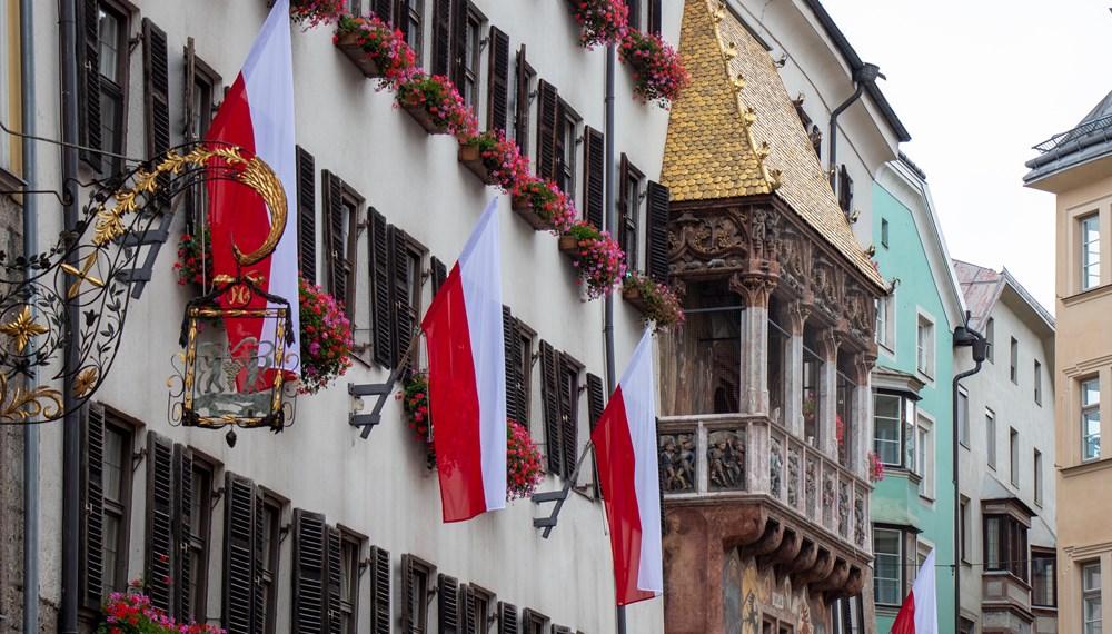 In der Innsbrucker Altstadt macht eine Beflaggung auf die Landtagswahlen am 25. September aufmerksam.