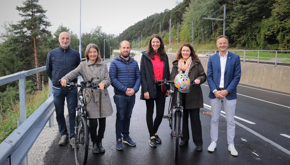 Eröffneten den neuen Radweg (v.l.): Christian Schoder (Fuß- und Radkoordination Stadt Innsbruck), Mobilitätsstadträtin Uschi Schwarzl, Marco Untermarzoner (Bürgermeister Natters), Landtagsvizepräsidentin Sophia Kircher, Landeshauptmann-Stellvertreterin Ingrid Felipe und Landesbaudirektor Christian Molzer.