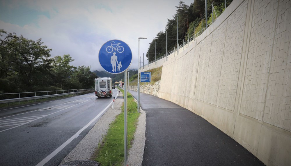 Die neue Radverbindung verläuft parallel zur Brennerbundesstraße (B182) und ermöglicht einen sicheren Weg für Radfahrende und FußgängerInnen.