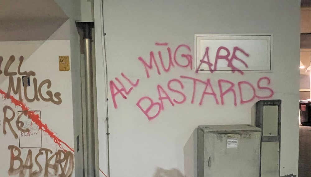 Mehrere Fahrzeuge und Gebäudefassaden der MÜG wurden Ziel von Vandalen.