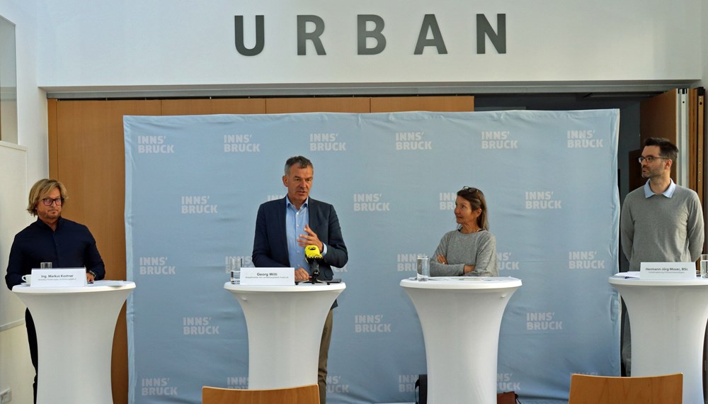 Bei einem Pressegespräch boten (v.l.) Markus Kostner (Wohnbau-Förderungen, Schlichtungstelle II), Bürgermeister Georg Willi, Stadträtin Uschi Schwarzl und Hermann-Jörg Moser (Verkehrsplanung, Klimaschutzstrategien) einen Überblick über mögliche Förderungen und die richtigen Anlaufstellen im Stadtmagistrat.