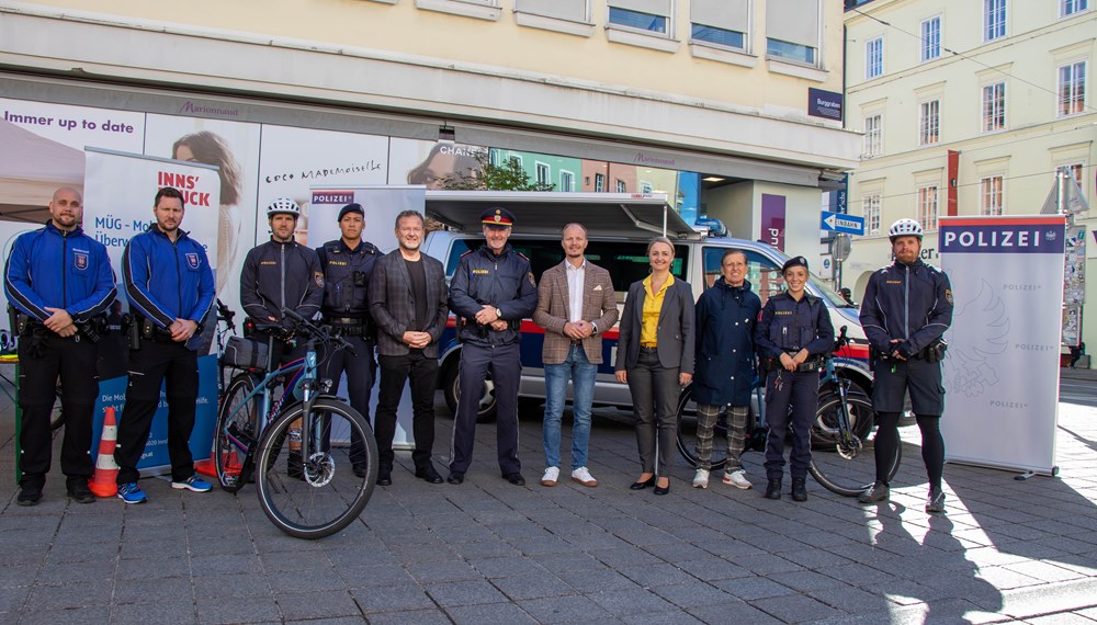 Vizebürgermeister Johannes Anzengruber (5. v. r.), Klaus Feistmantl (Amtsleiter Allgemeine Sicherheit und Veranstaltungen, 5. v. l.), Ursula Muigg (ÖAMTC Tirol, 4. v. r.), Karl Mark (Präsident Verein Sicheres Tirol, 3. v. r.), Manfred Peer (Sicherheitskoordinator Stadtpolizeikommando Innsbruck, 6. v. l.) sowie VertreterInnen der Stadtpolizei und MÜG bei der heutigen Informationsveranstaltung rund um die Sicherheit beim Radfahren.