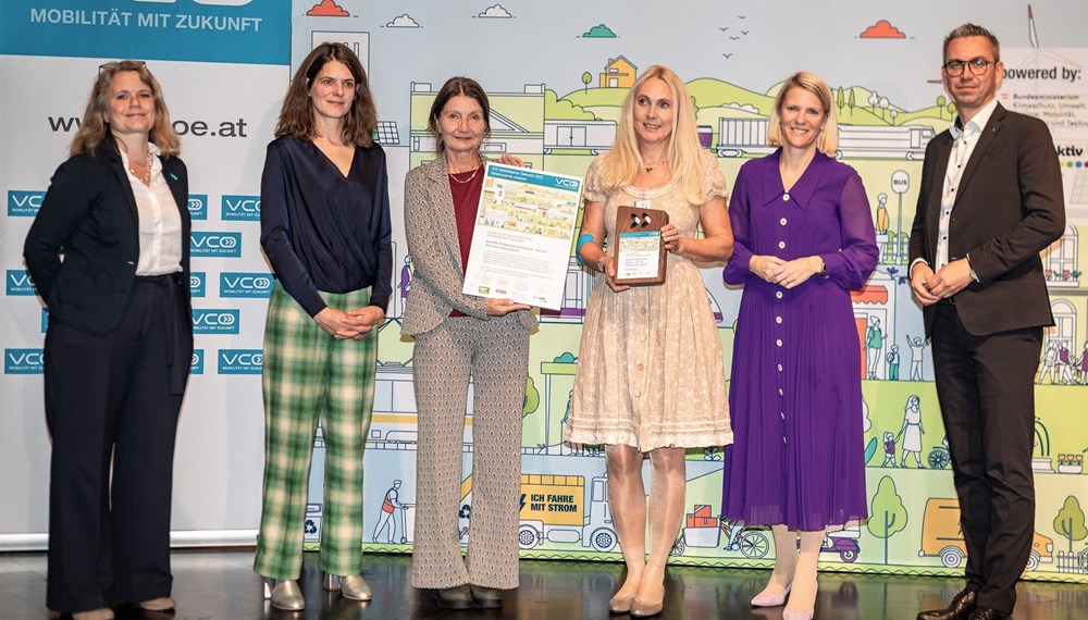 Freuten sich über die Auszeichnung für die Stadt Innsbruck: Mobilitätsstadträtin Uschi Schwarzl (3.v.l.), Elisabeth Meze (vormalige Leiterin Geschäftsstelle für BürgerInnenbeteiligung; 4.v.l.) sowie (v.l.n.r.) VCÖ-Geschäftsführerin Ulla Rassmussen, Vera Hofbauer (Sektionsleiterin Bundesministerium für Klimaschutz), Silvia Kaupa-Götzl (Vorständin Österreichische Postbus AG) und Mario Winkler (Österreichische Hagelversicherung).