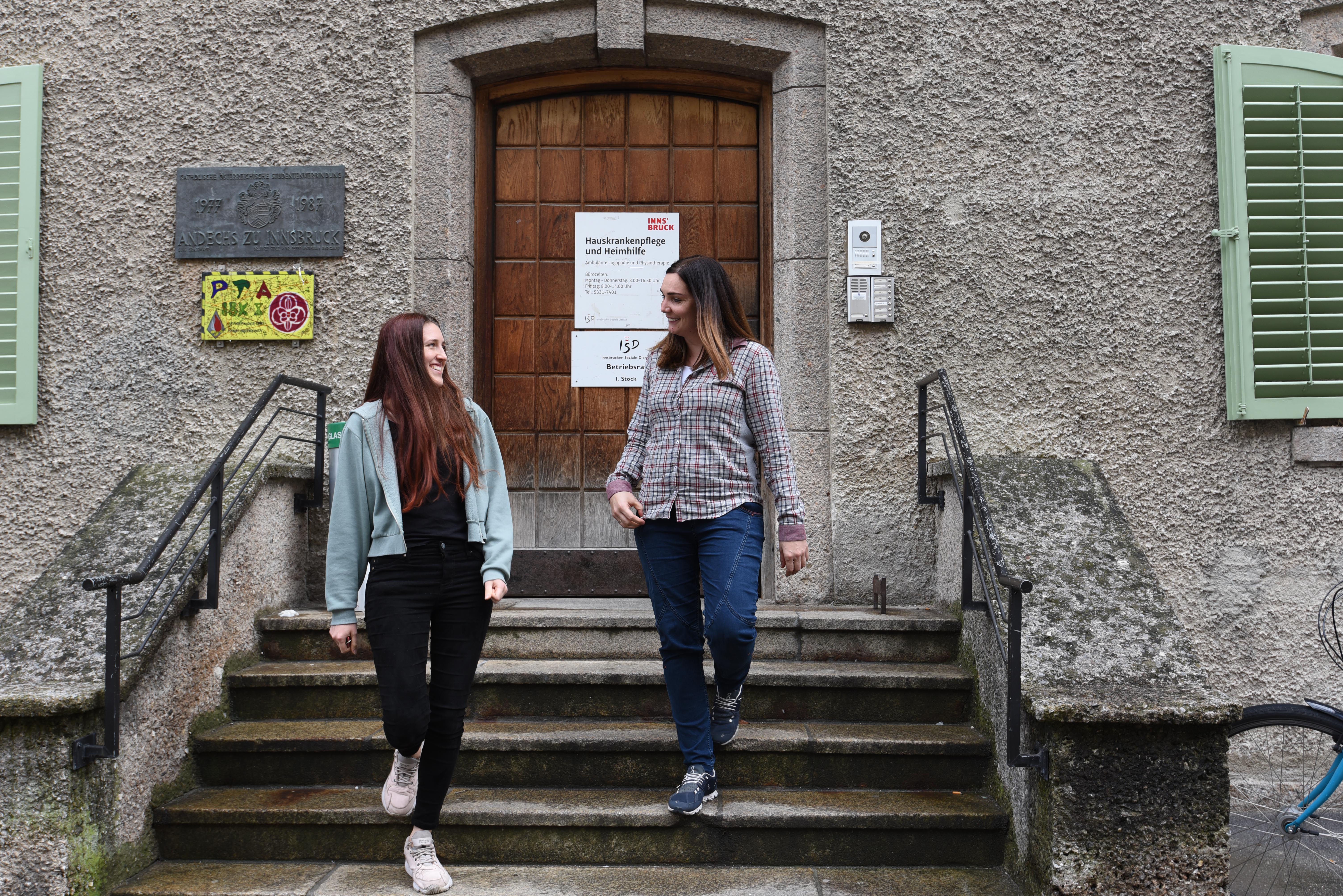 Wöchentliche Sprechstunden im Stadtteilzentrum, auf Wunsch Hausbesuche – die Community Nurses machen sich auf den Weg.