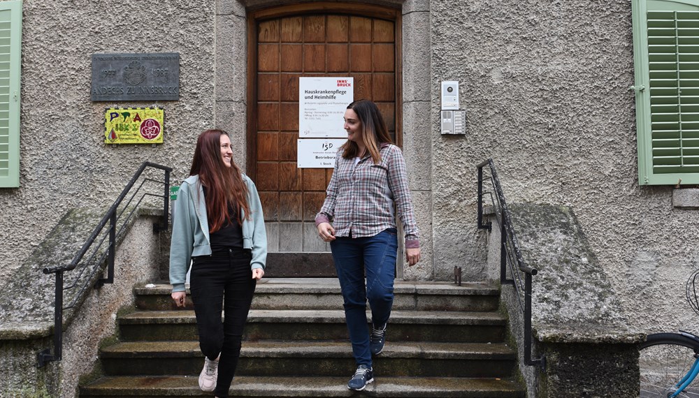 Wöchentliche Sprechstunden im Stadtteilzentrum, auf Wunsch Hausbesuche – die Community Nurses machen sich auf den Weg.