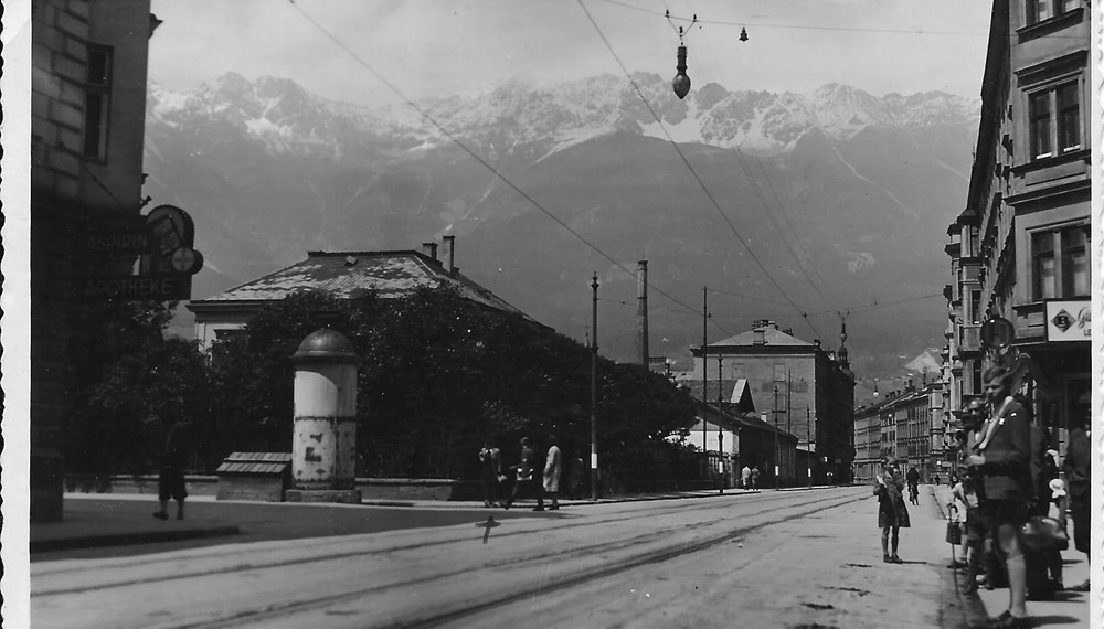 Blick auf Villa und Garten an der Ecke Andreas Hofer-/Franz Fischer-Straße im Jahr 1943.
