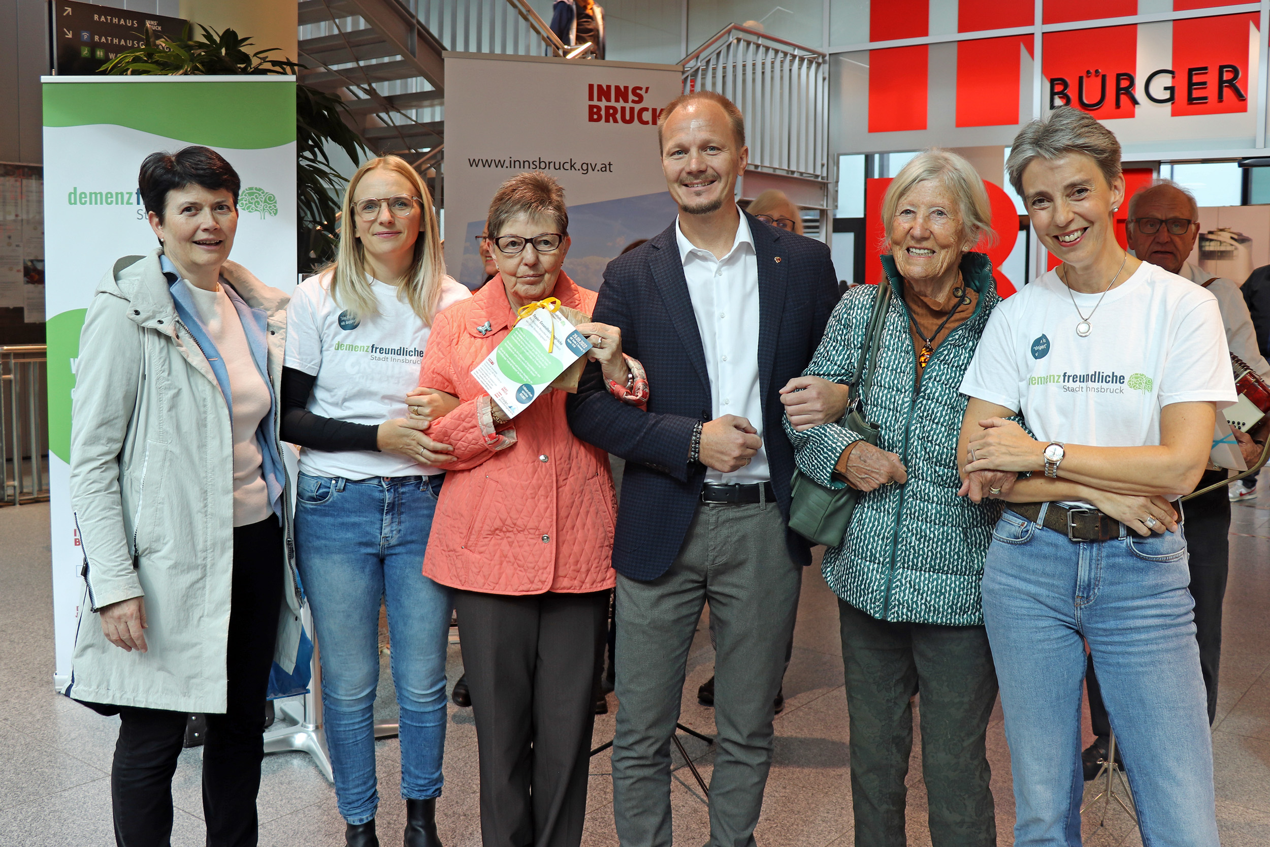 VertreterInnen der „Plattform für eine demenzfreundliche Stadt Innsbruck“ und Betroffene machten gemeinsam mit Vizebürgermeister Johannes Anzengruber in den Rathausgalerien auf Demenz aufmerksam.