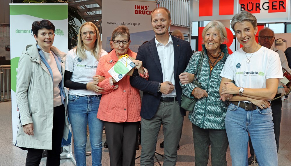 VertreterInnen der „Plattform für eine demenzfreundliche Stadt Innsbruck“ und Betroffene machten gemeinsam mit Vizebürgermeister Johannes Anzengruber in den Rathausgalerien auf Demenz aufmerksam.
