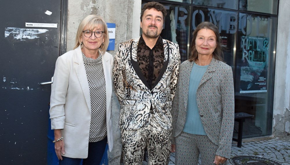 LRin Palfrader (li.) und StRin Uschi Schwarzl gratulierten Martin Fritz herzlich zum Preis.