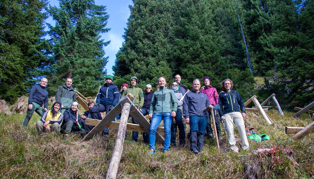 Vizebürgermeister Johannes Anzengruber (6. v. r.), Roland Noichl (Tiroler Landesforstdienst, r.), die beiden städtischen Waldaufseher Wolfgang Huber (l.) und Andreas Hell (3. v. l., hinten) sowie die elf Freiwilligen beim diesjährigen Bergwaldprojekt nahe der Höttinger Alm.
