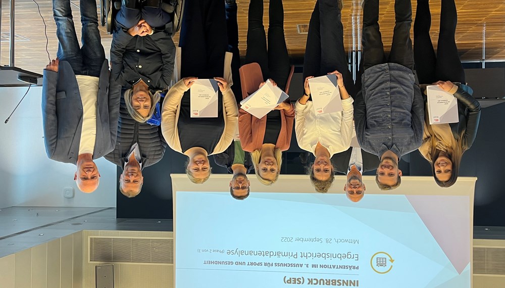 Stadträtin Elisabeth Mayr (5. v. l.), Sabrina Scheiber vom ISW (4. v. l.) und Sportamtsleiter Romuald Niescher (3. v. l.) präsentieren dem Ausschuss für Sport und Gesundheit der Stadt Innsbruck den Ergebnisbericht der zweiten Phase des Sportentwicklungsplans (SEP).