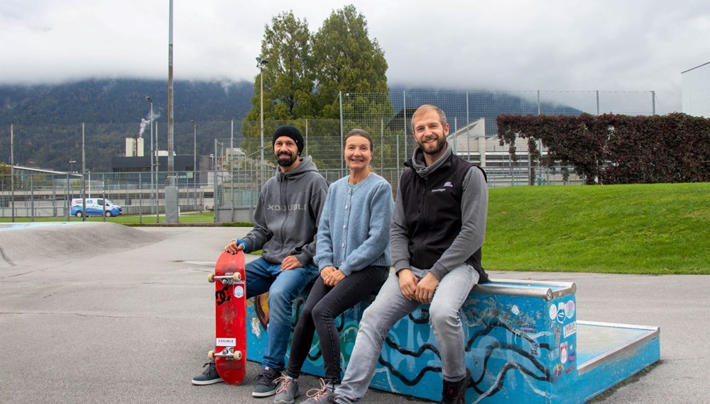 V.l.: Stefan Ebner (Skateboard Club Innsbruck), Stadträtin Uschi Schwarzl und Ricardo Leuschel (Referat Grünanlagen-Planung und Bau) freuen sich über die Sanierung des Skateplatzes beim Pulverturm.