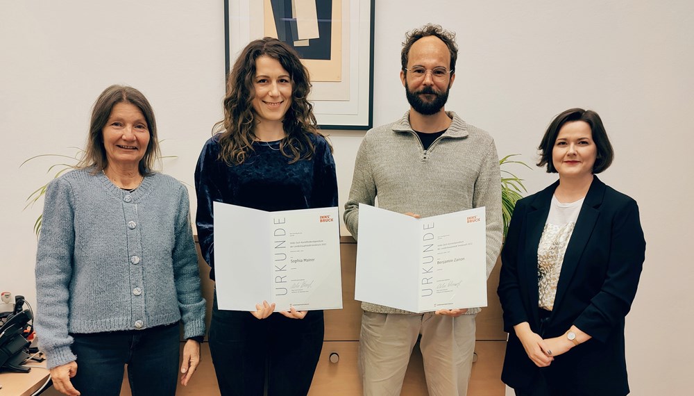 Zwei KünstlerInnen erhielten das Hilde-Zach-Kunststipendium 2022: Benjamin Zanon und Sophia Mairer mit Kulturstadträtin Uschi Schwarzl und Natalie Pedevilla (Referat Bildende Kunst und Kulturprojekte, re.).