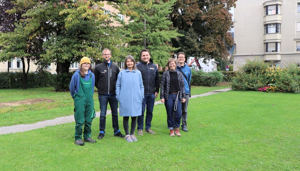 Gaben den Startschuss für die Umgestaltung des Haydnplatzes im Saggen (v.l.): Simone Herbst (Lehrling; Amt für Grünanlagen), Ricardo Leuschel (Amt für Grünanlagen, Referat Planung und Bau), Stadträtin Uschi Schwarzl, Michael Jank (Bauleiter, Firma Hochtief), Lisa Stöllnberger und Markus Pinter (Amt für Grünanlagen, Referat Planung und Bau).