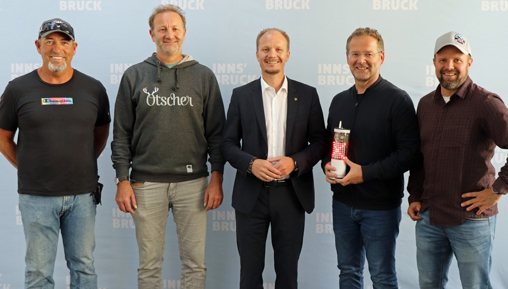 Gemeinsam für die Lawinensicherheit in Innsbruck: v.l. Werner Haberfellner (Innsbrucker Lawinenkommission), Josef Plank (Gebietsbauleiter der Wildbach- und Lawinenverbauung Mittleres Inntal), Vizebürgermeister Johannes Anzengruber, Klaus Feistmantl (Leiter Amt für Allgemeine Sicherheit und Veranstaltungen), Stefan Ortner (Geschäftsführer der Firma LO.LA.)