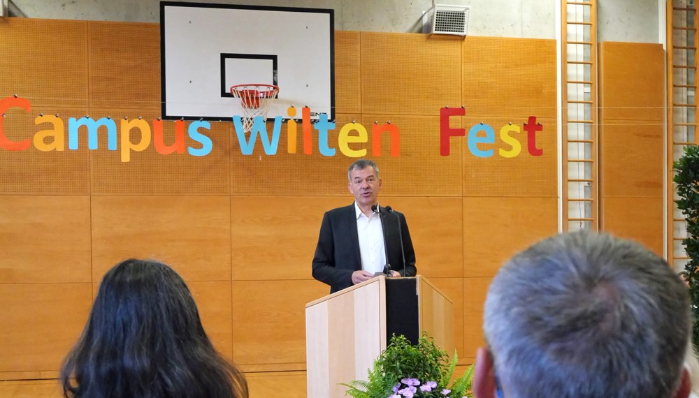 Der neue Schulcampus Wilten feiert seine Eröffnung mit einem großen Campusfest. Geladen sind dabei als Redner Bürgermeister Georg Willi, Stadträtin Mag.a Elisabeth Mayr, sowie IIG-Geschäftsführer Dr. Franz Danler. Das Schulzentrum Campus Wilten bietet Raum für insgesamt drei Schulen mit über 70 Lehrkräften, die 22 Klassen unterrichten. Die Direktorinnen Gerlinde Wright (Volksschule Altwilten), Julia Zmugg (Mittelschule Ilse Brüll) und Simone Wechselberger (Mittelschule Leopoldstraße) freuen sich gemeinsam mit den Schülerinnen und Schülern des Campus Wilten über die gelungene Sanierung der historischen, denkmalgeschützten ehemaligen Mädchenhauptschule und die anschließende Neueröffnung. Für die musikalische Untermalung der Feierlichkeiten sorgen ein SchülerInnenchor und eine Perkussionsgruppe.