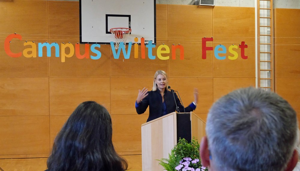 Der neue Schulcampus Wilten feiert seine Eröffnung mit einem großen Campusfest. Geladen sind dabei als Redner Bürgermeister Georg Willi, Stadträtin Mag.a Elisabeth Mayr, sowie IIG-Geschäftsführer Dr. Franz Danler. Das Schulzentrum Campus Wilten bietet Raum für insgesamt drei Schulen mit über 70 Lehrkräften, die 22 Klassen unterrichten. Die Direktorinnen Gerlinde Wright (Volksschule Altwilten), Julia Zmugg (Mittelschule Ilse Brüll) und Simone Wechselberger (Mittelschule Leopoldstraße) freuen sich gemeinsam mit den Schülerinnen und Schülern des Campus Wilten über die gelungene Sanierung der historischen, denkmalgeschützten ehemaligen Mädchenhauptschule und die anschließende Neueröffnung. Für die musikalische Untermalung der Feierlichkeiten sorgen ein SchülerInnenchor und eine Perkussionsgruppe.