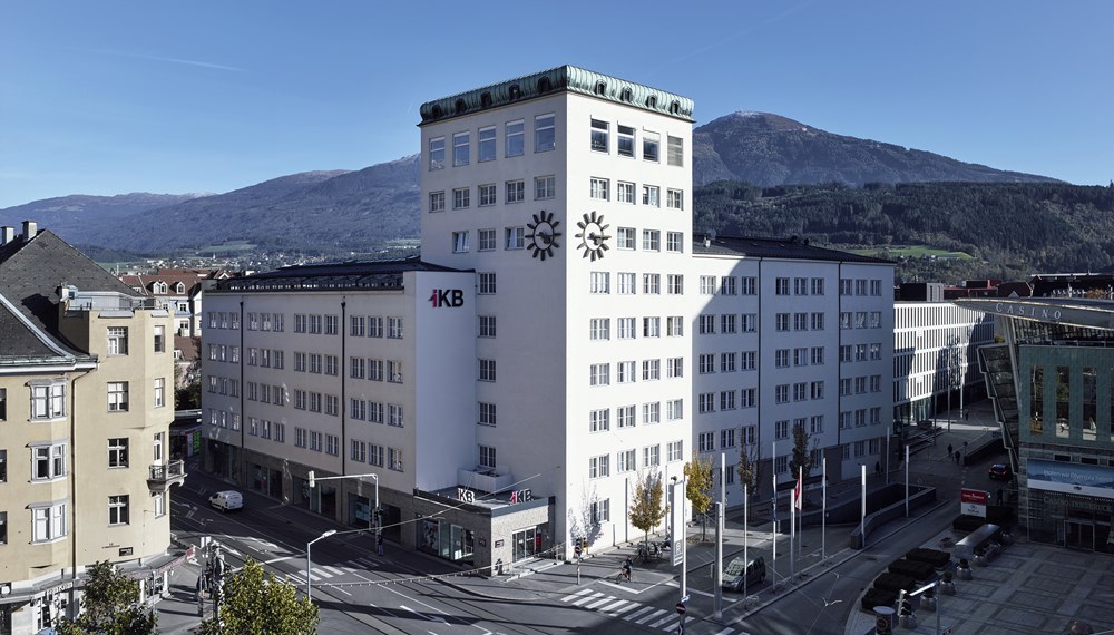 Das Logo am IKB-Hauptgebäude in der Salurnerstraße wird ab 22 Uhr nicht mehr beleuchtet.