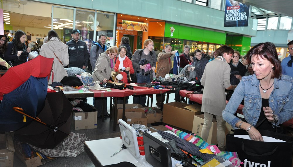 Großer Andrang herrschte am 12. November am Vorplatz des Bürgerservice in den RathausGalerien. Beim alljährlichen Freihandverkauf des Fundbüros konnten alle SchnäppchenjägerInnen gegen Bargeld wieder zahlreiche nicht abgeholte Fundgegenstände ergattern.