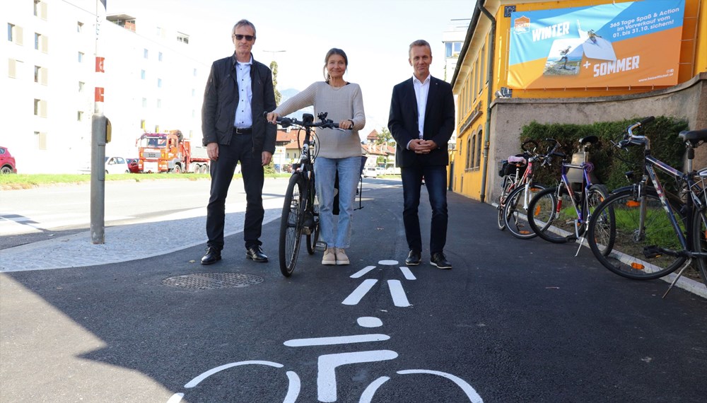 Eröffneten den fertig gestellten ersten Bauabschnitt des Südring-Radweges (v.l.): Michael Kaufmann (Referat Verkehrs- und Umweltmanagement), Mobilitätsstadträtin Uschi Schwarzl und Robert Zach (Stv. Abteilungsleiter Land Tirol/Landesstraßen und Radwege).