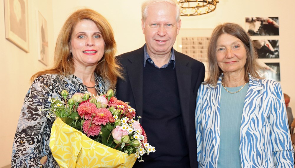 Kulturstadträtin Uschi Schwarzl (r.) gratulierte dem Komponisten und Musiker Franz Baur (mit Gattin Karin) zum „Preis für künstlerisches Schaffen 2022“ in der Sparte Musik.