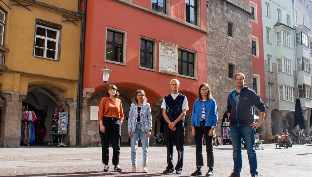 Kulturstadträtin Uschi Schwarzl (2. v.l.) gratulierte den PreisträgerInnen der "stadt_potenziale 2022" in der Innsbrucker Altstadt (v.l.): Veronika Hackl (Studio Fundus), Jakob Sycha (Aesthetics Athletics), Melanie Gandyra ("Von Nutz und Zier") und Michael Haupt (TKI; nicht im Bild: Carolina Schutti).