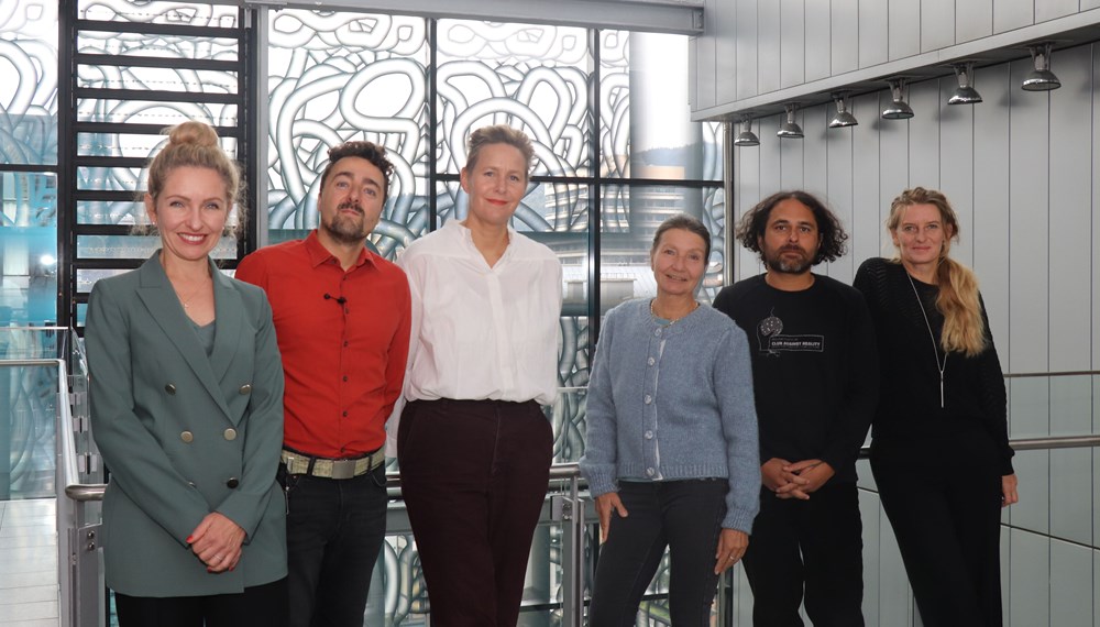 Kulturamtsleiterin Isabelle Brandauer und Kulturstadträtin Uschi Schwarzl mit Martin Fritz (Moderation) und den Jurymitgliedern (v.l.) Angelika Burtscher, Maurice Munisch Kumar und Kathrin Aste bei der Jurysitzung am 29. September.