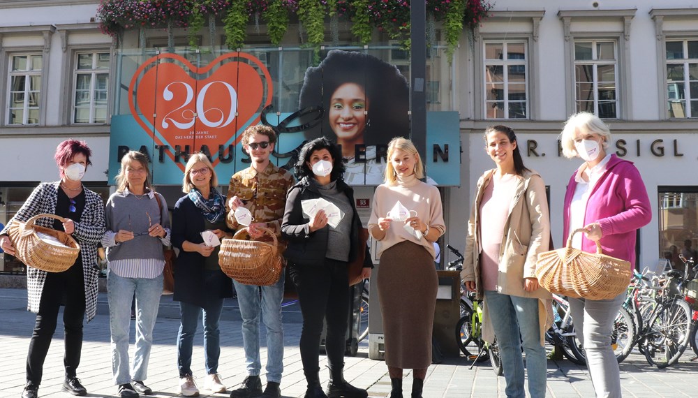 Die Aktion "Equal Pay Day" macht auf Einkommensunterschiede zwischen Frauen und Männern aufmerksam. Im Bild Frauenstadträtin Elisabeth Mayr (3. v.r.) mit Uschi Klee (1. v.l., Referatsleiterin Frauen und Generationen), städtischen MitarbeiterInnen und gemeinderätlichen Vertreterinnen.