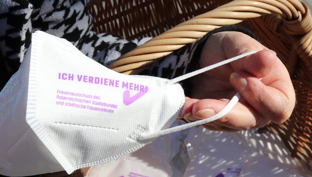 Am 17. Oktober wurden in der Innenstadt FFP2-Masken mit der Aufschrift "Ich verdiene mehr" verteilt.