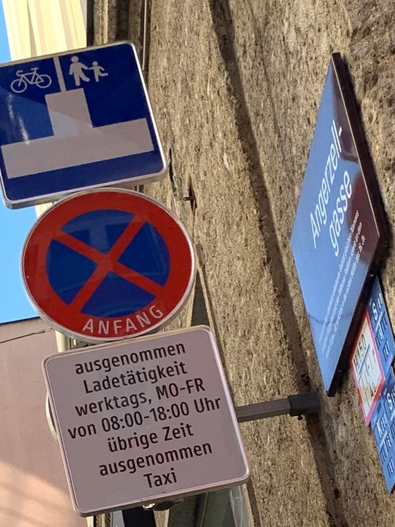 In der Angerzellgasse und an insgesamt fast 40 weiteren Stellen werden die neuen Verkehrsschilder aufgestellt.