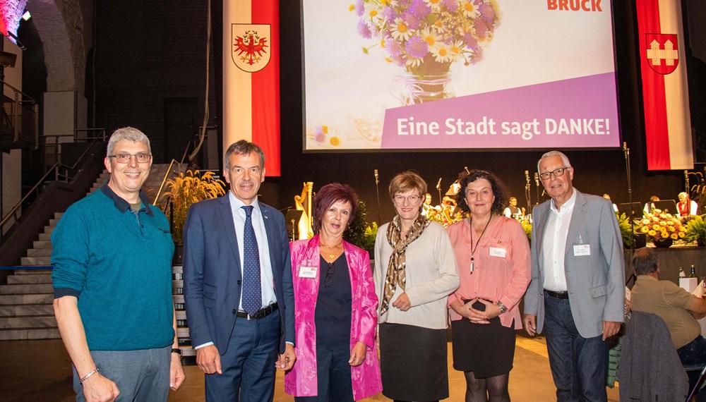 Bürgermeister Georg Willi (2. v. l.), Stadträtin Christine Oppitz-Plörer (3. v. r.), die GemeinderätInnen Andreas Kunst (l.), Irene Heisz (2. v. r.), Reinhold Falch (r.), sowie Referatsleiterin Uschi Klee gratulierten den Geburtstagskindern zum runden Jubiläum.