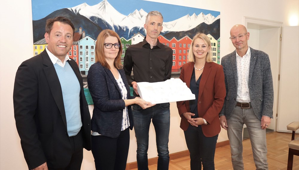 IIG-Geschäftsführer Franz Danler, Schuldirektorin Petra Eichler (VS Arzl), Architekt Mario Gasser (Mario Gasser Architecture), Bildungsstadträtin Elisabeth Mayr und Werner Leithmayer, Amtsvorstand für Schule und Bildung, freuen sich über das Projekt.