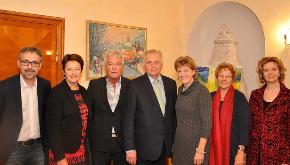 Sozialminister Rudolf Hundstorfer stattete der Stadt Innsbruck einen Kurzbesuch ab. Neben Gastgeberin Bürgermeisterin Christine Oppitz-Plörer waren auch Klubobmann Arno Grünbacher, Gemeinderätin Marie-Luise Pokorny-Reitter, Stadtrat Ernst Pechlaner, Gemeinderätin Herlinde Keuschnigg und Amtsleiterin für Kinder- und Jugendhilfe Gabriele Herlitschka mit dabei.