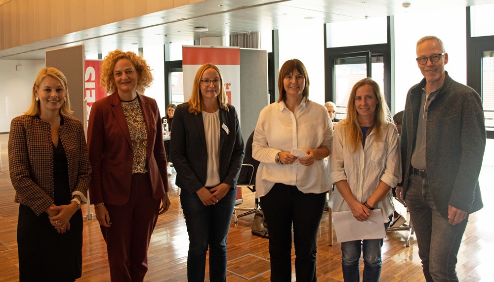 Stadträtin Elisabeth Mayr, Andrea Leiter (AMS), Alexandra Unsinn (AMS), Nicola Köfler (Stadtmagistrat Innsbruck), Lisa Egger (itworks) und Bernhard Achatz (WKO) freuen sich über die chancen:reich 2022.