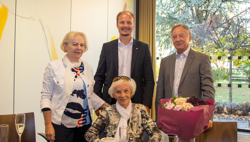 Im Kreise der Familie gratuliert Vizebürgermeister Johannes Anzengruber Josefine Psula zum 103. Geburtstag.