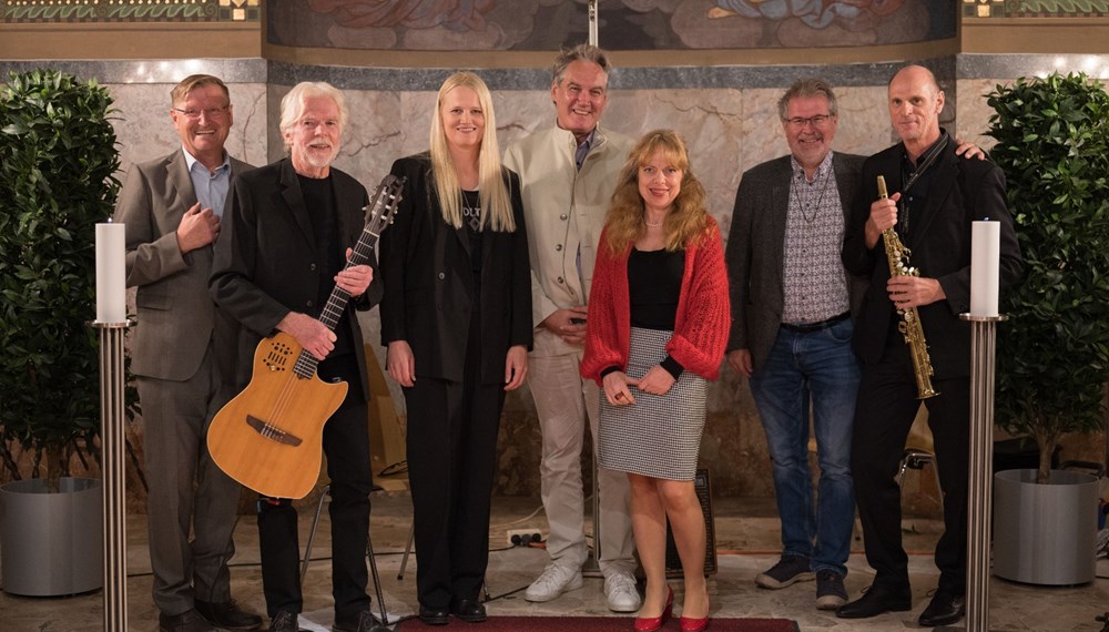 Das neue Projekt „Quo Vadis Fundamentum“ startete am 20. Oktober mit einer Lesung von Bernadette Abendstein in der Einsegnungshalle am Ostfriedhof. Sie las Gedanken von Edith Stein. Musikalisch untermalt wurde der Abend durch das Duo "Reeds & Strings" (Walter Tolloy und Markus Geyr). Bei dieser überkonfessionellen Veranstaltung werden Gedanken verstorbener, besonderer Persönlichkeiten wie Bertha von Suttner, Marie von Ebner-Eschenbach, Mahatma Gandhi oder Charlie Chaplin vorgestellt. Die Reihe wird 2023 fortgesetzt.