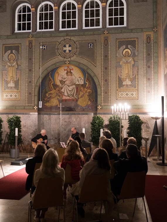 Das neue Projekt „Quo Vadis Fundamentum“ startete am 20. Oktober mit einer Lesung von Bernadette Abendstein in der Einsegnungshalle am Ostfriedhof. Sie las Gedanken von Edith Stein. Musikalisch untermalt wurde der Abend durch das Duo "Reeds & Strings" (Walter Tolloy und Markus Geyr). Bei dieser überkonfessionellen Veranstaltung werden Gedanken verstorbener, besonderer Persönlichkeiten wie Bertha von Suttner, Marie von Ebner-Eschenbach, Mahatma Gandhi oder Charlie Chaplin vorgestellt. Die Reihe wird 2023 fortgesetzt.