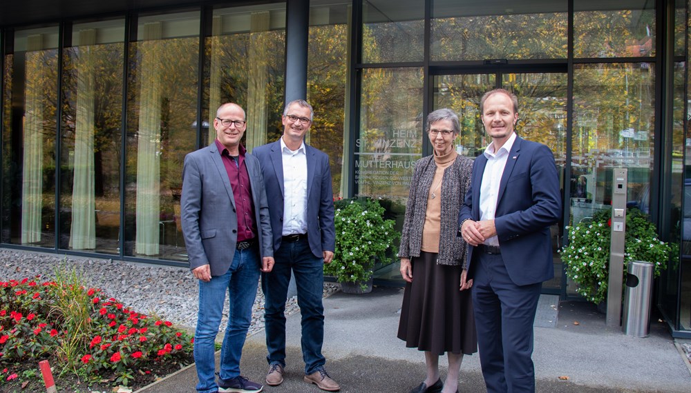 Vizebürgermeister Johannes Anzengruber (r.), freut sich gemeinsam mit Schwester Pauline Thorer, Generaloberin der Kongregation der Barmherzigen Schwestern vom hl. Vinzenz von Paul in Innsbruck, Andreas Partl (2. v. l., Geschäftsführer der Barmherzige Schwestern Innsbruck Holding GmbH) und Arnold Schett (l., Geschäftsführer der Heim St. Vinzenz der Barmherzigen Schwestern GmbH) über die Erweiterung an Pflegeplätzen für Innsbrucks BürgerInnen.