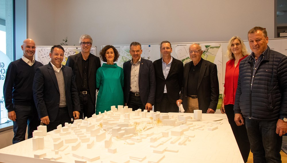 Der Entwurf für die Gestaltung von Freiraum und Sportanlagen in der Campagne Reichenau wurde vorgestellt: v.l. Romuald Niescher, IIG-Geschäftsführer Franz Danler, Markus Malin und Eva López (ma.lo Architekten), Bürgermeister Georg Willi, Jörg Michel (POLA Landschaftsarchitekten) ASKÖ Tirol Präsident Heinz Öhler, ASKÖ-Tirol Geschäftsführerin Claudia Stern, Gemeinderat Helmut Buchacher.