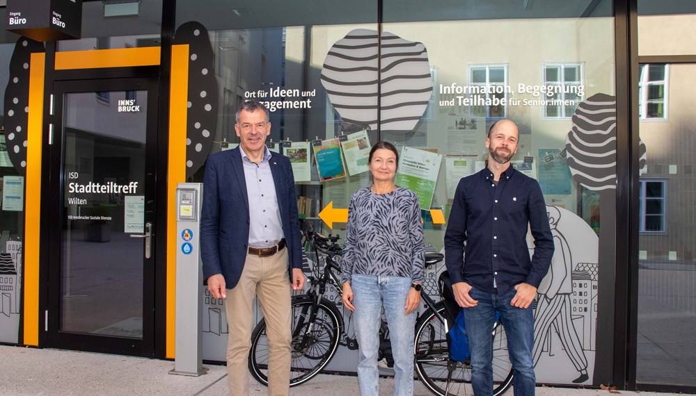 Bürgermeister Georg Willi (l.), Stadträtin Uschi Schwarzl und Paul Klumpner (Bereichsleiter ISD-Stadtteiltreffs) berichten bei einem Pressegespräch im Stadtteiltreff Wilten über das Stimmungsbild zur Einführung von Tempo 30 im Innsbrucker Stadtgebiet, welches im Sommer mit der Bevölkerung diskutiert wurde.