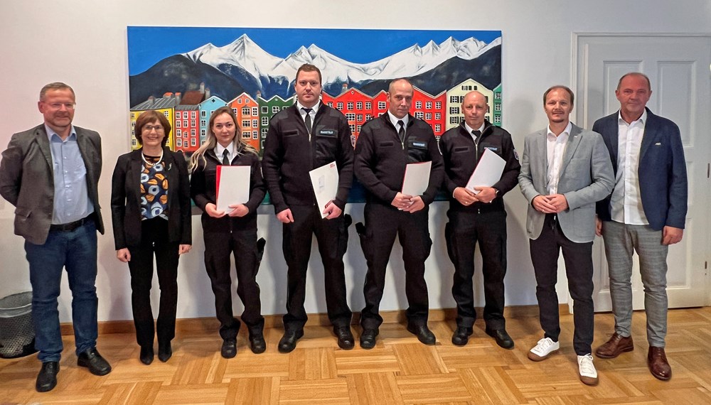 Klaus Feistmantl (Amt für allgemeine Sicherheit und Veranstaltungen) und Elisabeth Schnegg-Seeber (Abteilungsleiterin MA II) freuen sich über die Angelobung von vier neuen MÜG-MitarbeiterInnen mit Vizebürgermeister Johannes Anzengruber (2.v.r) und Referatsleiter Thomas Koland (Referat für Öffentliche Ordnung)