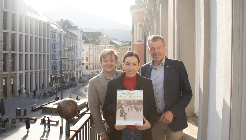 Die offizielle Übergabe des neuen historischen Kalenders "Innsbruck, wie es früher war" für 2023 fand am 27.10. im Innsbrucker Rathaus statt. Bürgermeister Georg Willi (r.), stellvertretende Wagner'sche-Geschäftsführerin Gerlinde Tamerl-Lugger und Wagner'sche-Mitarbeiter Dominik Berloffa (l.) freuen sich herzlich über den neuen historischen Kalender für 2023. Der Kalender mit Texten von Lukas Morscher ist ab sofort in den Innsbrucker Buchhandlungen Wagner'sche und Tyrolia erhältlich.