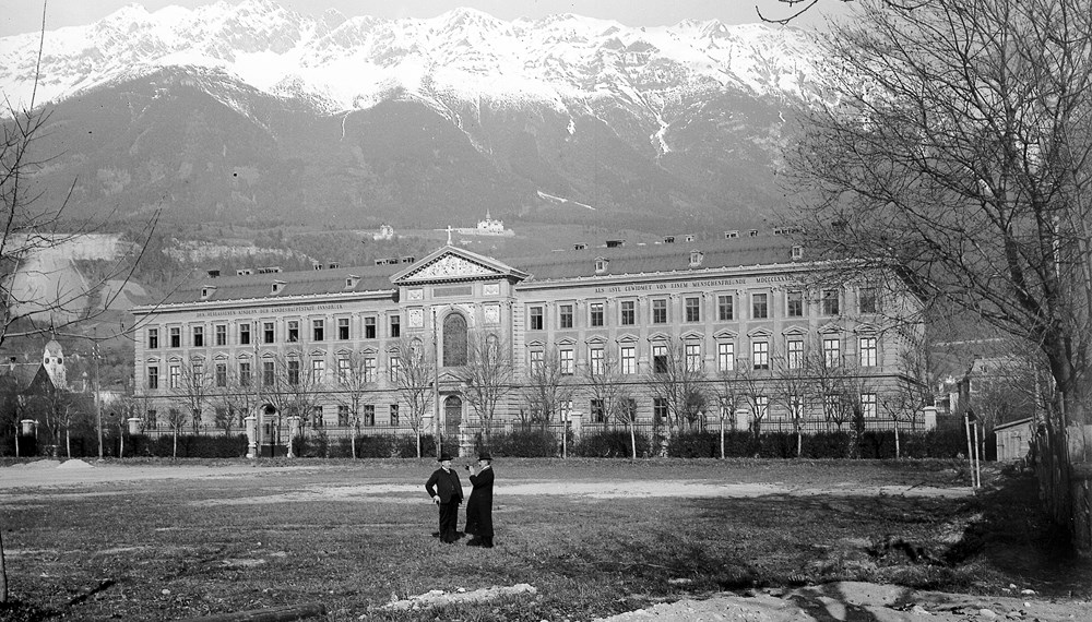 Das Sieberersche Waisenhaus gegen die Nordkette.