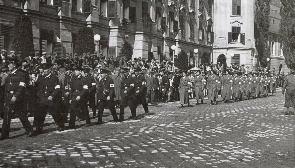 Das Samariterinnenkorps bei der Luftschutzübung am 26.09.1934. An der Spitze Marie Gabrielle zu Lodron-Laterano (Ausschnitt).