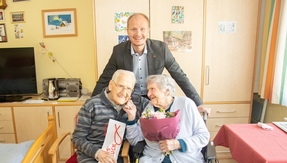 Das glückliche Ehepaar Ignaz und Charlotte Dissauer freut sich herzlich über den Besuch von Vizebürgermeister Johannes Anzengruber zum 70. Hochzeitstag.