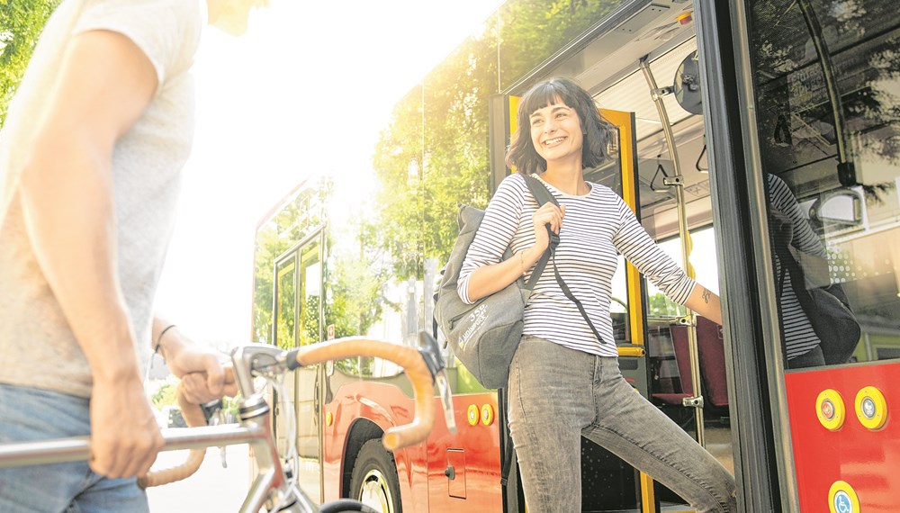 Frauen nutzen häufiger öffentliche Verkehrsmittel, beispielsweise Busse der IVB.