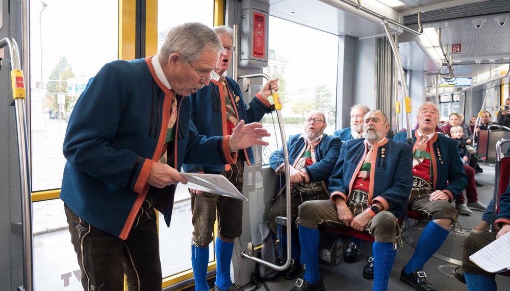 Musik verbindet: Mitsingen und sich gegenseitig Zuhören standen im Mittelpunkt von "Innsbruck singt 2022" mit dem Platzlsingen am 26. Oktober in der Innsbrucker Altstadt. Zu hören waren insgesamt 25 Jugendchöre, gemischte Chöre, Ensembles, Kinderchöre, Frauenchöre und Männerchöre in 75 Kurzkonzerten an sieben Orten. Neu waren heuer die Auftritte verschiedener Ensembles in der Kulturtram (IVB-Linie 3), die die Fahrt zu einer musikalischen Stadtrundfahrt machten.