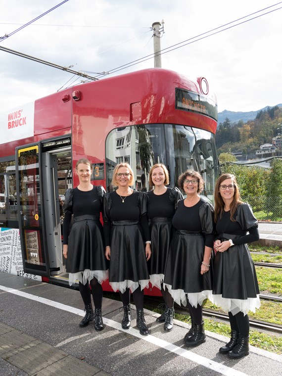 Musik verbindet: Mitsingen und sich gegenseitig Zuhören standen im Mittelpunkt von "Innsbruck singt 2022" mit dem Platzlsingen am 26. Oktober in der Innsbrucker Altstadt. Zu hören waren insgesamt 25 Jugendchöre, gemischte Chöre, Ensembles, Kinderchöre, Frauenchöre und Männerchöre in 75 Kurzkonzerten an sieben Orten. Neu waren heuer die Auftritte verschiedener Ensembles in der Kulturtram (IVB-Linie 3), die die Fahrt zu einer musikalischen Stadtrundfahrt machten.