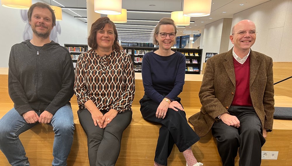 Ein kleiner Ausblick auf "Innsbruck liest 2023": Die Jury, bestehend aus Andreas Unterweger (Schriftsteller, Songwriter, Herausgeber), Alexandra Plank (Kulturjournalistin), der Jury-Vorsitzenden Doris Eibl (Leiterin des Zentrums für Kanadastudien der Universität Innsbruck) und Alexander Kluy (freier Literaturjournalist und Buchautor), hat am 4. November in der Stadtbibliothek ein Buch für "Innsbruck liest 2023" ausgewählt.
Bis dahin kann man noch das Buch "Die Gegenstimme" als kostenloses Hörbuch unter https://stadtbibliothek.innsbruck.gv.at/innsbruckliest downloaden.